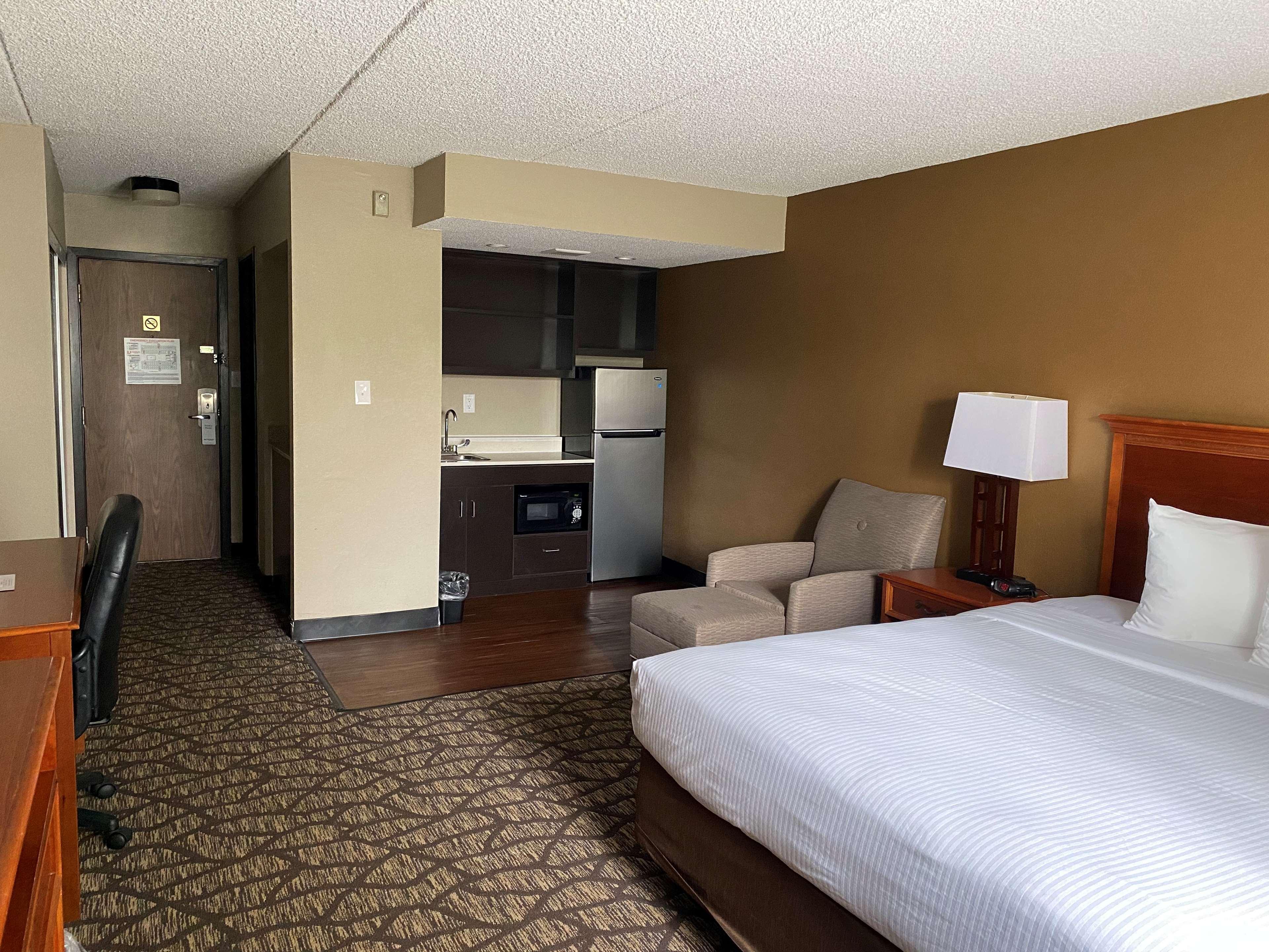 Best Western Detroit Livonia Exterior photo
