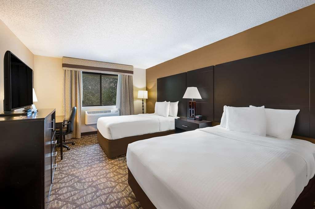 Best Western Detroit Livonia Room photo
