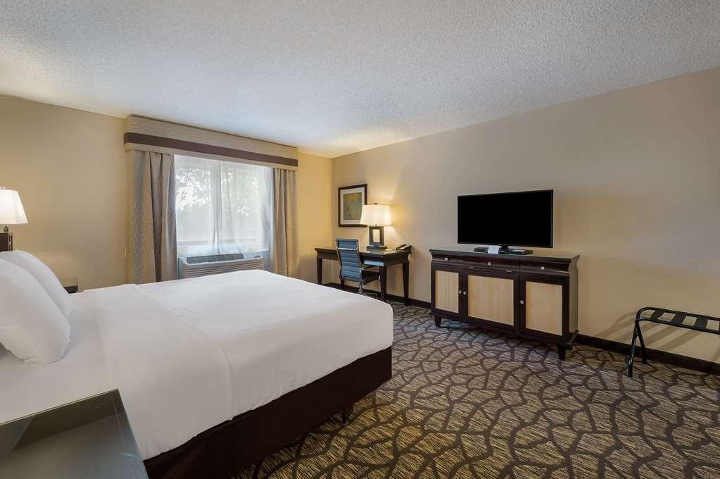 Best Western Detroit Livonia Room photo