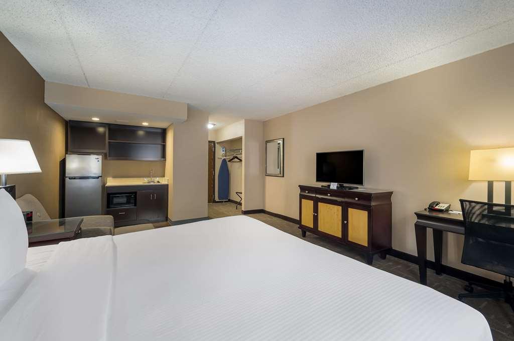 Best Western Detroit Livonia Room photo