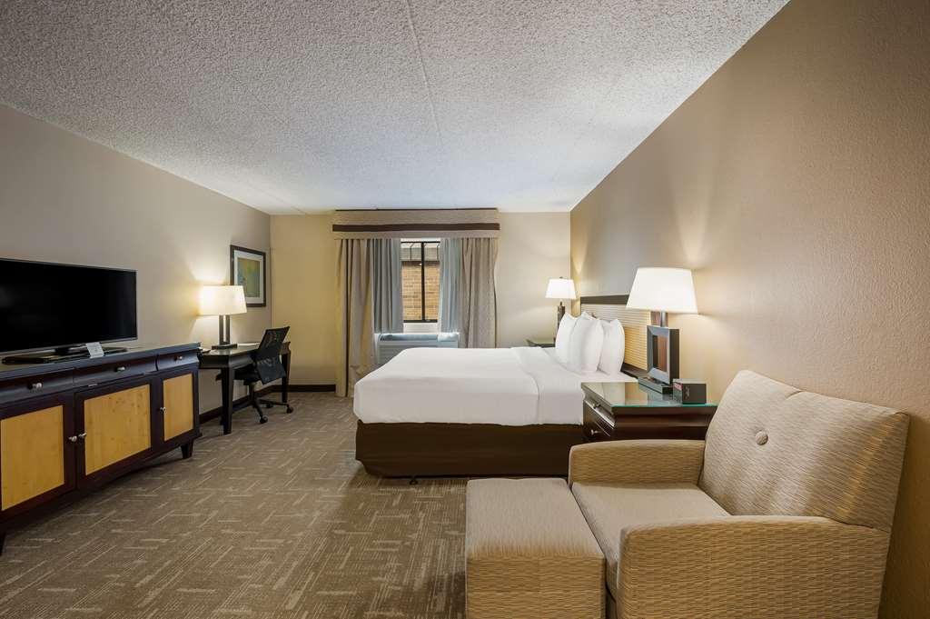 Best Western Detroit Livonia Room photo
