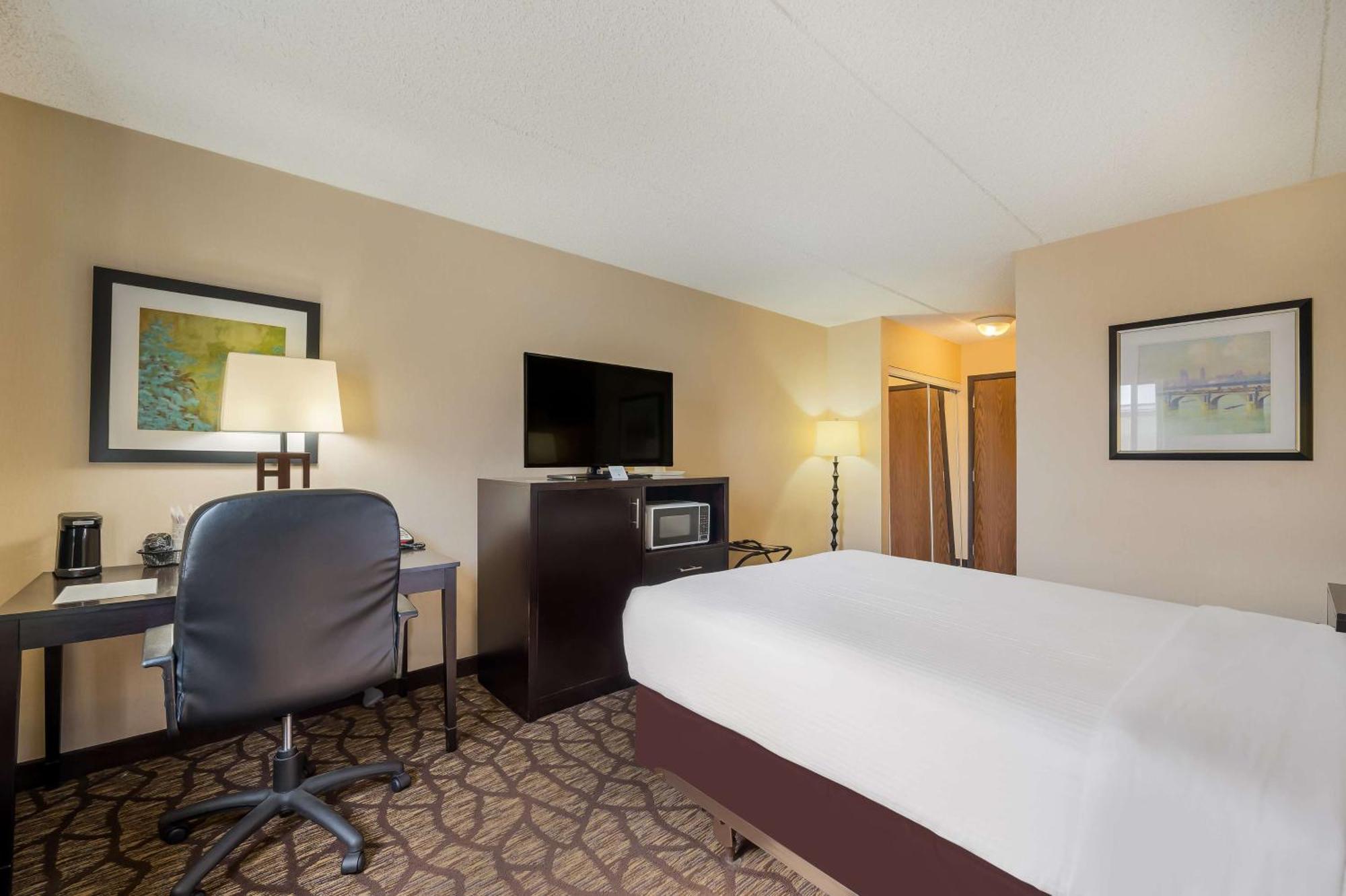 Best Western Detroit Livonia Exterior photo