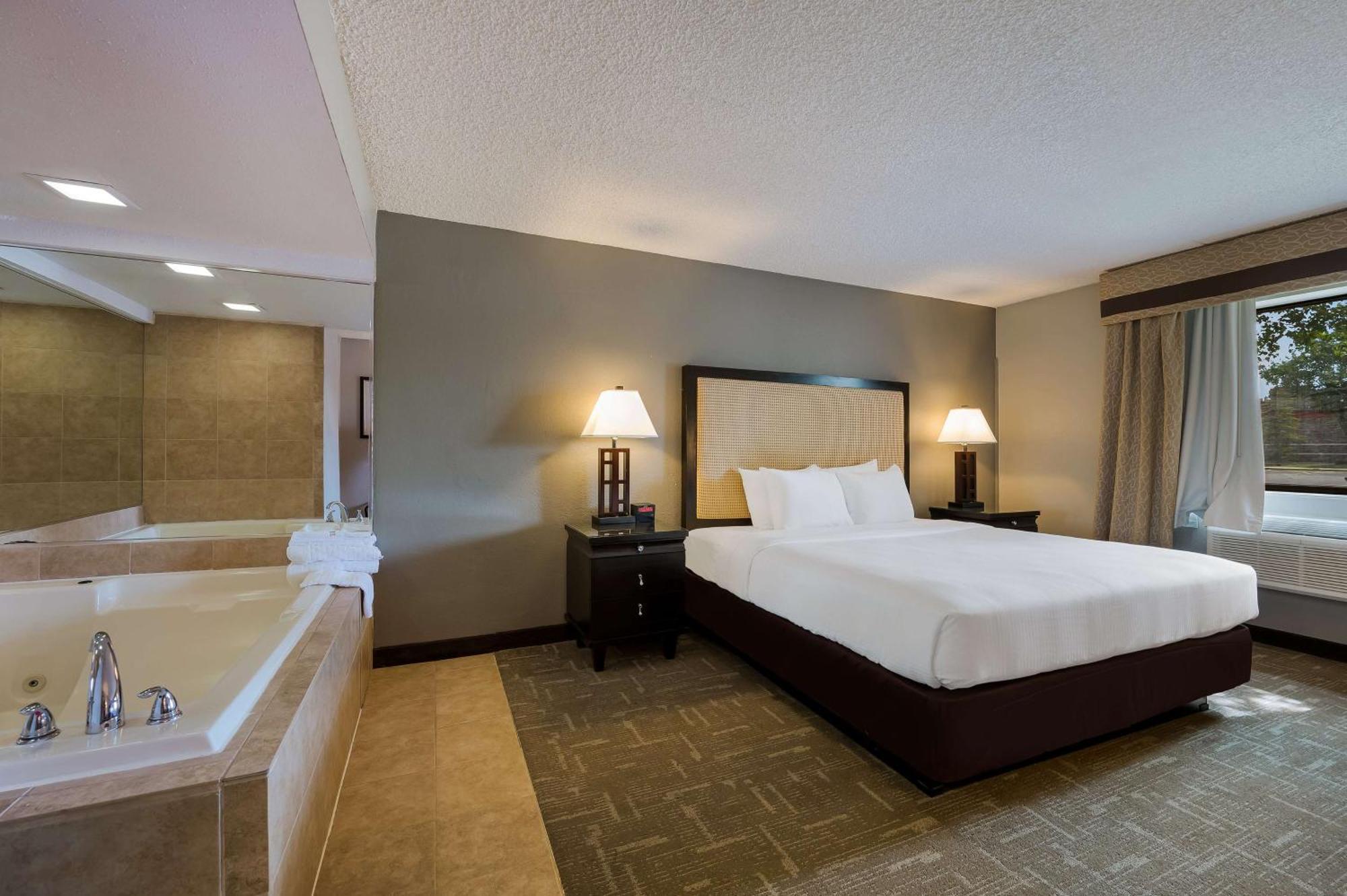 Best Western Detroit Livonia Exterior photo