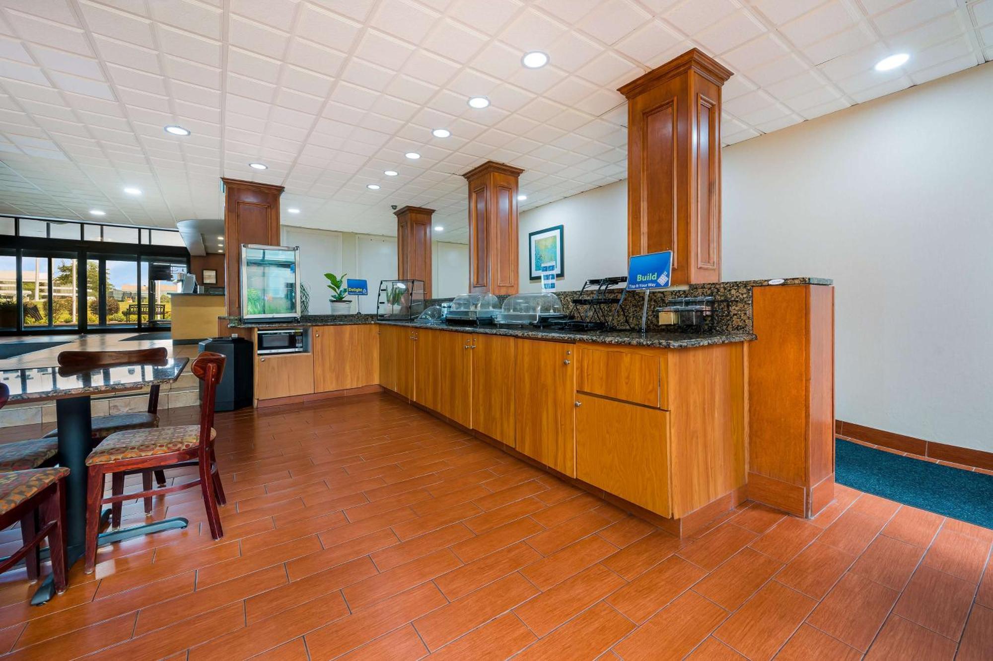 Best Western Detroit Livonia Exterior photo