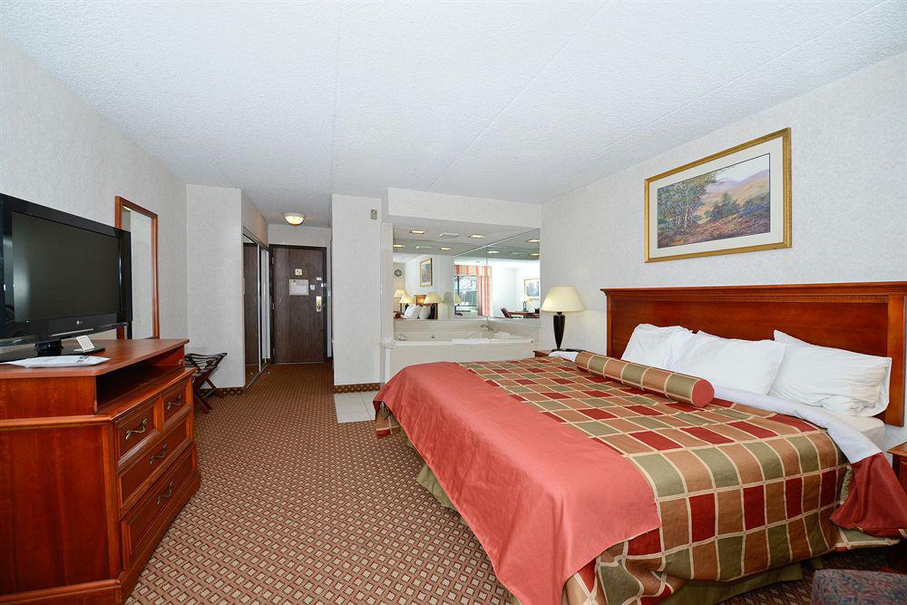 Best Western Detroit Livonia Exterior photo